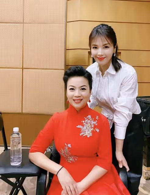 77歲李谷一露面精神好,與小34歲歌星同框似姐妹,劉和剛等均現身