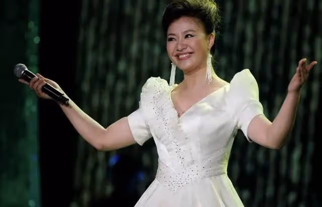 77歲李谷一露面精神好,與小34歲歌星同框似姐妹,劉和剛等均現身