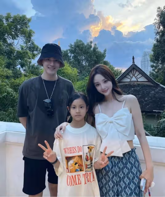 李小璐甜馨雲南精緻游,和異性合影男方酷似賈乃亮,鬧烏龍引圍觀
