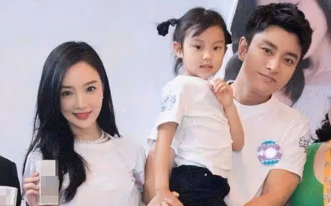 李小璐甜馨雲南精緻游,和異性合影男方酷似賈乃亮,鬧烏龍引圍觀