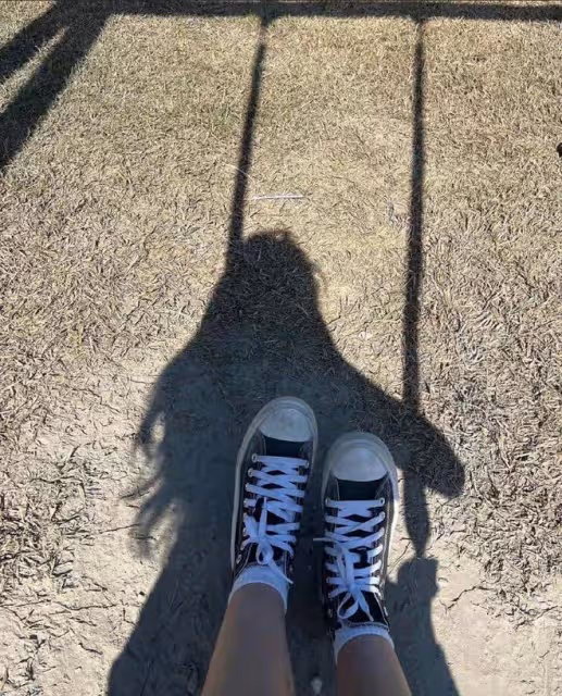 小S二女兒近照曝光！穿黑色弔帶裙長發飄飄，14歲氣質成熟太像媽