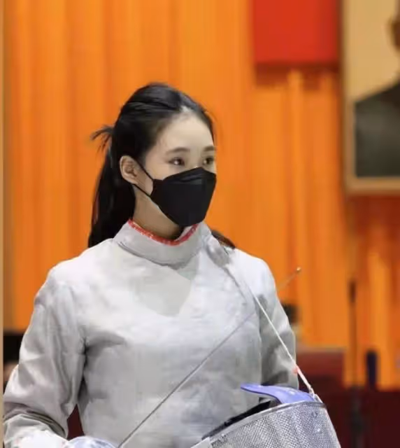 小S二女兒近照曝光！穿黑色弔帶裙長發飄飄，14歲氣質成熟太像媽