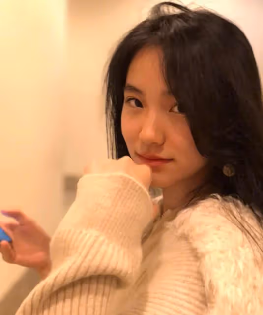 小S二女兒近照曝光!穿黑色弔帶裙長發飄飄,14歲氣質成熟太像媽