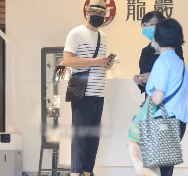 林瑞陽夫婦風波後秘密返台!乘百萬豪車弔唁好友,張庭斑禿顯憔悴