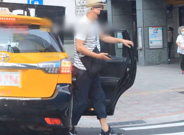 林瑞陽夫婦風波後秘密返台!乘百萬豪車弔唁好友,張庭斑禿顯憔悴