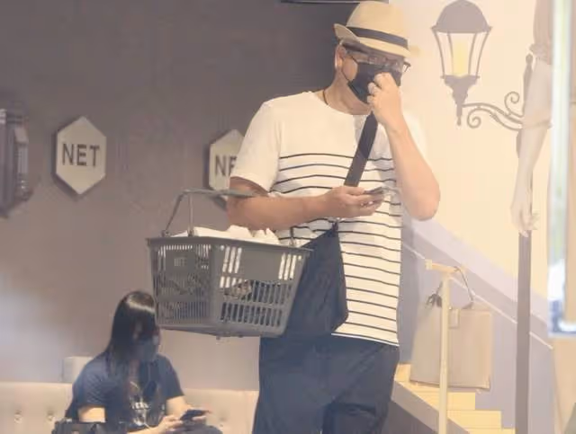 林瑞陽夫婦風波後秘密返台!乘百萬豪車弔唁好友,張庭斑禿顯憔悴