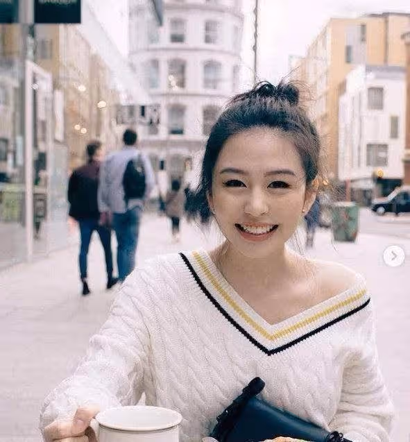 邱淑貞罕曬女兒美照!膚白貌美淡妝出鏡氣質清新,笑容甜美神情復刻媽媽,網友:堪稱最美星二代