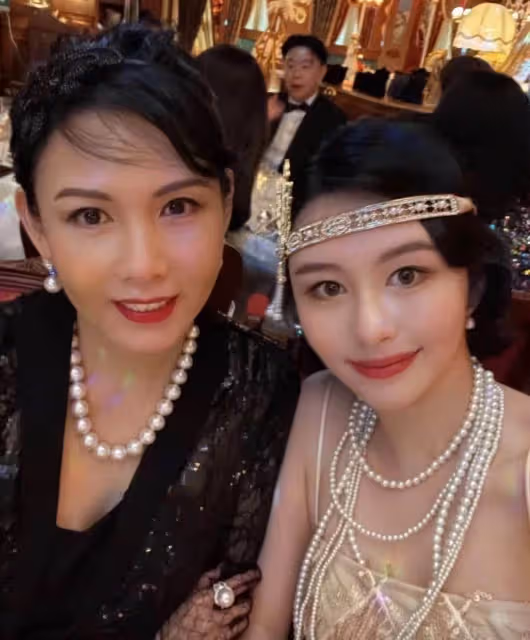 邱淑貞罕曬女兒美照!膚白貌美淡妝出鏡氣質清新,笑容甜美神情復刻媽媽,網友:堪稱最美星二代