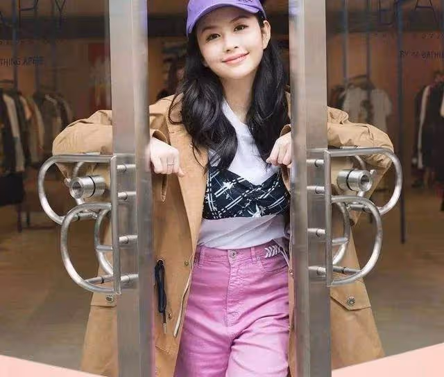 邱淑貞罕曬女兒美照!膚白貌美淡妝出鏡氣質清新,笑容甜美神情復刻媽媽,網友:堪稱最美星二代