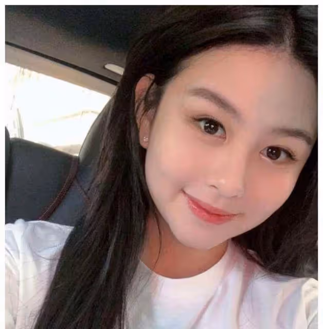 邱淑貞罕曬女兒美照!膚白貌美淡妝出鏡氣質清新,笑容甜美神情復刻媽媽,網友:堪稱最美星二代
