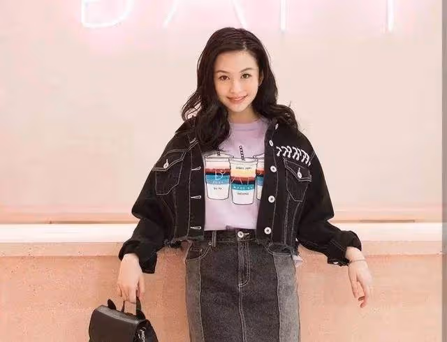 邱淑貞罕曬女兒美照!膚白貌美淡妝出鏡氣質清新,笑容甜美神情復刻媽媽,網友:堪稱最美星二代