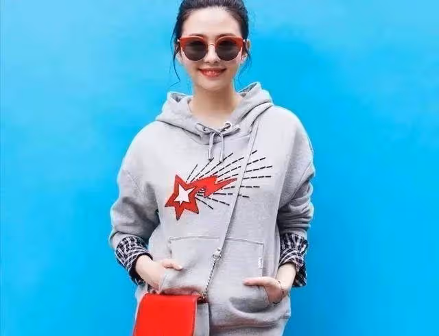 邱淑貞罕曬女兒美照!膚白貌美淡妝出鏡氣質清新,笑容甜美神情復刻媽媽,網友:堪稱最美星二代