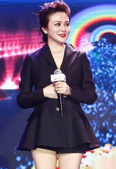 59歲關之琳竟然玩起「下衣失蹤」!濃妝濾鏡膚白貌美,時隔多年依舊風韻猶存,網友:容顏沒有保質期