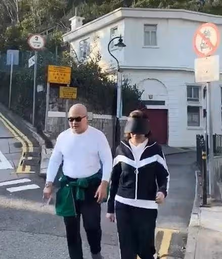 59歲關之琳竟然玩起「下衣失蹤」!濃妝濾鏡膚白貌美,時隔多年依舊風韻猶存,網友:容顏沒有保質期