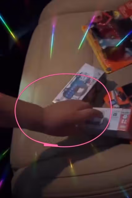 張柏芝罕曬小兒子近況！Marcus做廣告模特，穿碎花褲子粉色鞋打扮十分秀氣，睫毛濃密大眼超迷人