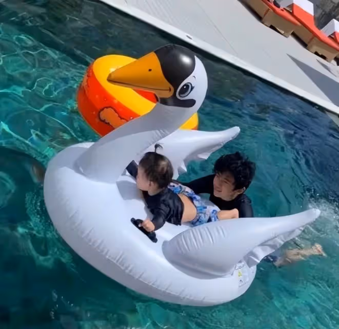 張柏芝罕曬小兒子近況！Marcus做廣告模特，穿碎花褲子粉色鞋打扮十分秀氣，睫毛濃密大眼超迷人