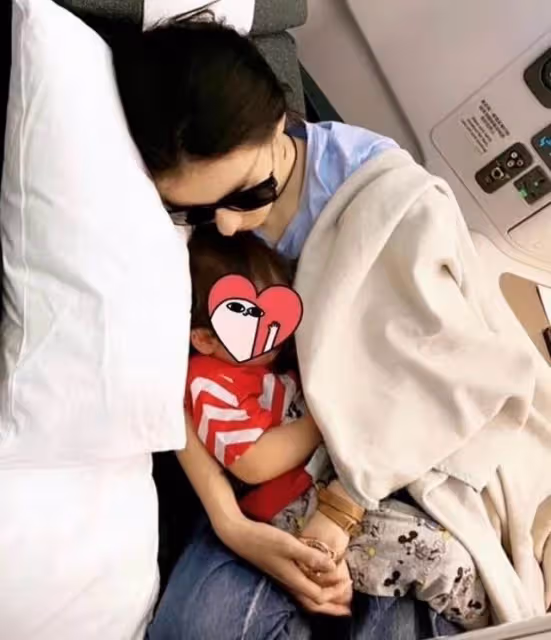 張柏芝罕曬小兒子近況！Marcus做廣告模特，穿碎花褲子粉色鞋打扮十分秀氣，睫毛濃密大眼超迷人