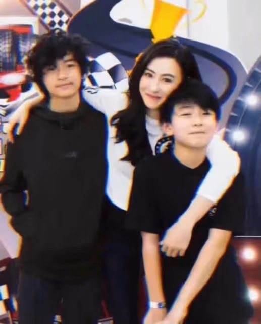 張柏芝罕曬小兒子近況!Marcus做廣告模特,穿碎花褲子粉色鞋打扮十分秀氣,睫毛濃密大眼超迷人