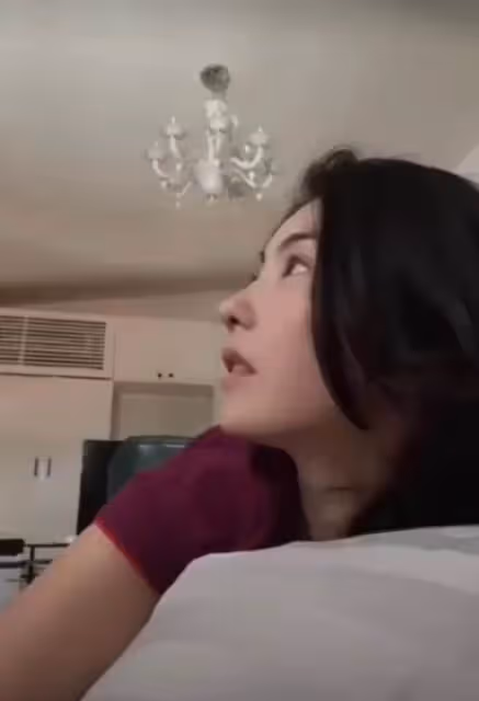 張柏芝罕曬小兒子近況!Marcus做廣告模特,穿碎花褲子粉色鞋打扮十分秀氣,睫毛濃密大眼超迷人