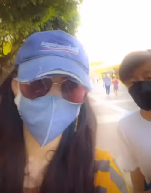 張柏芝罕曬一家出遊照!母子二人緊緊相偎好似情侶,哥哥模樣帥氣不像謝霆鋒,Quintus大口吃雞腿十分帥氣