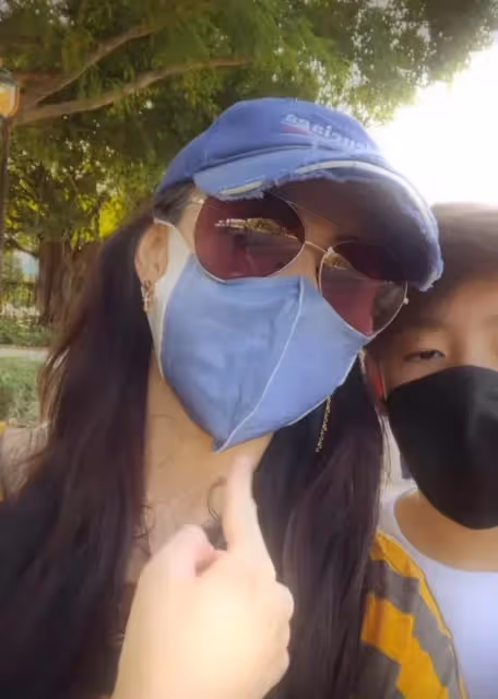 張柏芝罕曬一家出遊照!母子二人緊緊相偎好似情侶,哥哥模樣帥氣不像謝霆鋒,Quintus大口吃雞腿十分帥氣