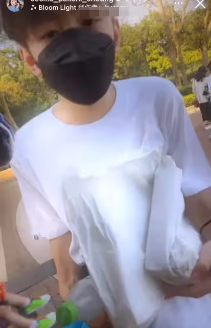 張柏芝罕曬一家出遊照!母子二人緊緊相偎好似情侶,哥哥模樣帥氣不像謝霆鋒,Quintus大口吃雞腿十分帥氣