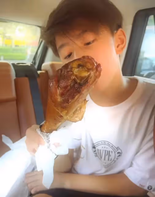 張柏芝罕曬一家出遊照!母子二人緊緊相偎好似情侶,哥哥模樣帥氣不像謝霆鋒,Quintus大口吃雞腿十分帥氣