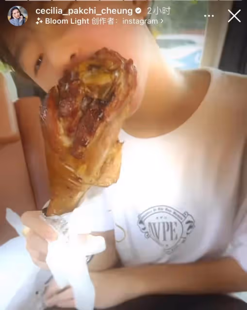 張柏芝罕曬一家出遊照!母子二人緊緊相偎好似情侶,哥哥模樣帥氣不像謝霆鋒,Quintus大口吃雞腿十分帥氣