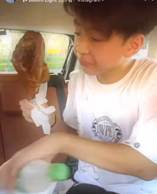 張柏芝罕曬一家出遊照!母子二人緊緊相偎好似情侶,哥哥模樣帥氣不像謝霆鋒,Quintus大口吃雞腿十分帥氣