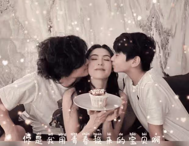 張柏芝罕曬一家出遊照!母子二人緊緊相偎好似情侶,哥哥模樣帥氣不像謝霆鋒,Quintus大口吃雞腿十分帥氣