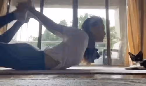 46歲舒淇舒淇罕曬瑜伽美照!膚白貌美身姿出眾,意外曝光豪宅內景,庭院綠樹成蔭:家底豐厚不輸老公馮德倫