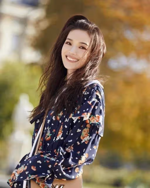 46歲舒淇舒淇罕曬瑜伽美照!膚白貌美身姿出眾,意外曝光豪宅內景,庭院綠樹成蔭:家底豐厚不輸老公馮德倫