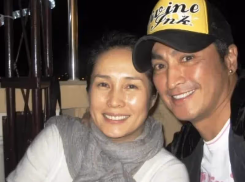62歲展昭何家勁至今未婚自曝有女兒!首曬娃娃正臉照,女孩「肉肉臉+微胖身材」單手比耶軟萌十足