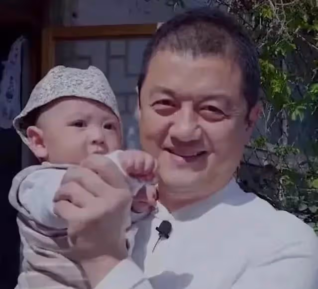 李亞鵬二胎女兒正臉照曝光!「皮膚白皙+肉肉臉」顏值超高,五官完美復刻爸爸,網友:基因太贊