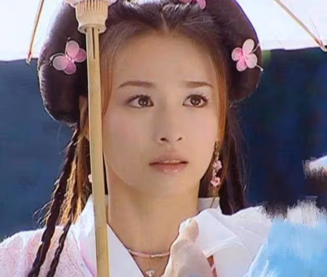 張庭12歲女兒「逆襲式」長大!化淡妝身材高挑,五官精緻氣質清新,高顏值被贊撞臉黃聖依