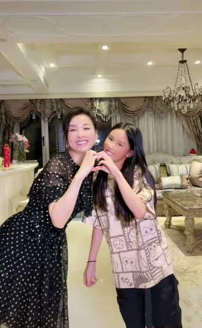 張庭12歲女兒「逆襲式」長大！化淡妝身材高挑，五官精緻氣質清新，高顏值被贊撞臉黃聖依