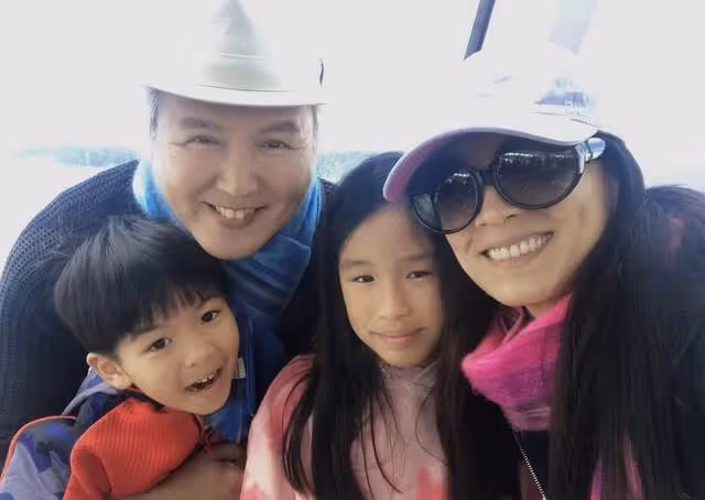 張庭12歲女兒「逆襲式」長大！化淡妝身材高挑，五官精緻氣質清新，高顏值被贊撞臉黃聖依