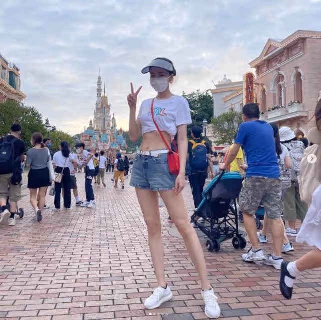 熊黛林夫婦帶雙胞胎女兒出遊!曬老公視角大秀身材,穿露臍裝腰肢纖細,「超模腿」搶足鏡頭