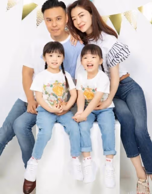 熊黛林夫婦帶雙胞胎女兒出遊!曬老公視角大秀身材,穿露臍裝腰肢纖細,「超模腿」搶足鏡頭