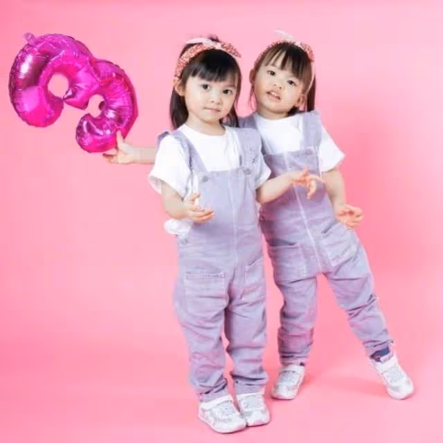 熊黛林夫婦帶雙胞胎女兒出遊!曬老公視角大秀身材,穿露臍裝腰肢纖細,「超模腿」搶足鏡頭