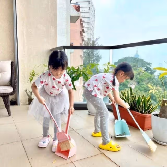熊黛林夫婦帶雙胞胎女兒出遊!曬老公視角大秀身材,穿露臍裝腰肢纖細,「超模腿」搶足鏡頭