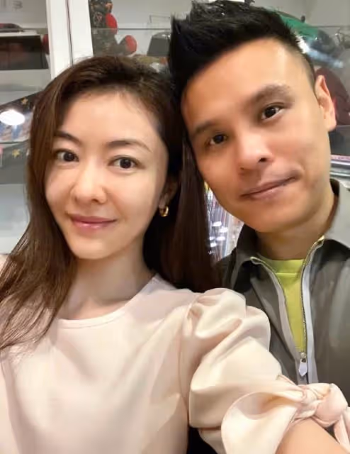 熊黛林夫婦帶雙胞胎女兒出遊!曬老公視角大秀身材,穿露臍裝腰肢纖細,「超模腿」搶足鏡頭