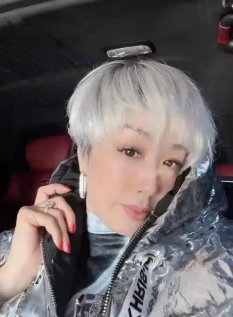 51歲鐘麗緹罕見「換頭」!剪超短髪染白色太高調,鴿子蛋鉆戒太搶鏡,網友:嫁小12歲老公好滋潤