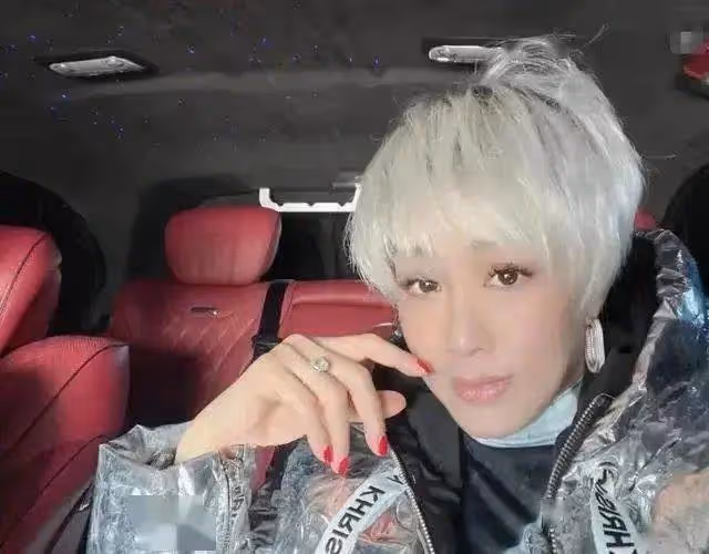51歲鐘麗緹罕見「換頭」!剪超短髪染白色太高調,鴿子蛋鉆戒太搶鏡,網友:嫁小12歲老公好滋潤