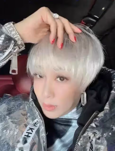 51歲鐘麗緹罕見「換頭」!剪超短髪染白色太高調,鴿子蛋鉆戒太搶鏡,網友:嫁小12歲老公好滋潤