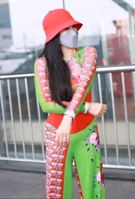 51歲鐘麗緹罕見「換頭」!剪超短髪染白色太高調,鴿子蛋鉆戒太搶鏡,網友:嫁小12歲老公好滋潤