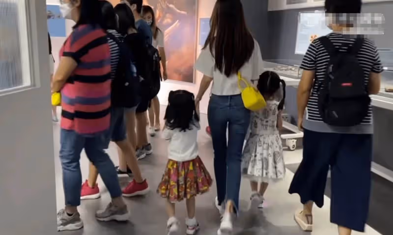 熊黛林曬遊玩照,又是露腿又是炫腹,這身材氣質根本不像生過孩子