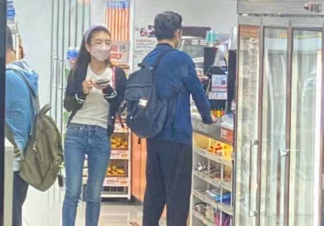 熊黛林曬遊玩照,又是露腿又是炫腹,這身材氣質根本不像生過孩子