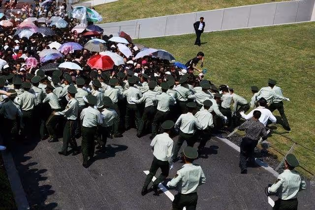 2010年,韓國男團粉絲衝擊武警,引發「69聖戰」,其結局如何?