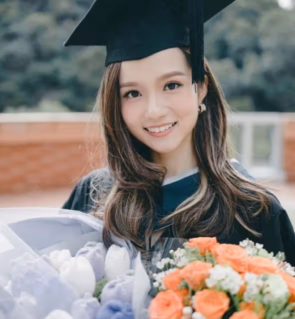 港姐張寶欣碩士畢業!戴四方帽顯知性,所在大學世界排名前100